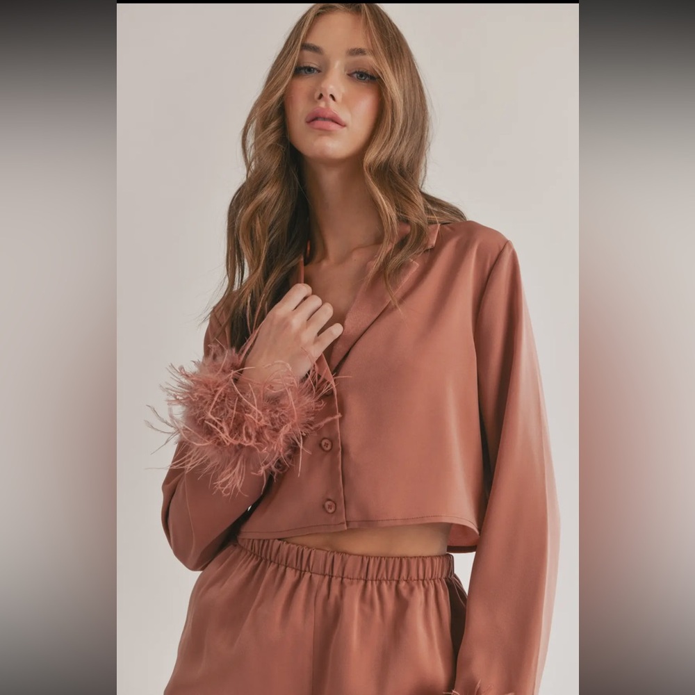 🆕🤍SATIN CROP TOP WITH SHORTS WITH FEATHERS - Picture 6 of 7